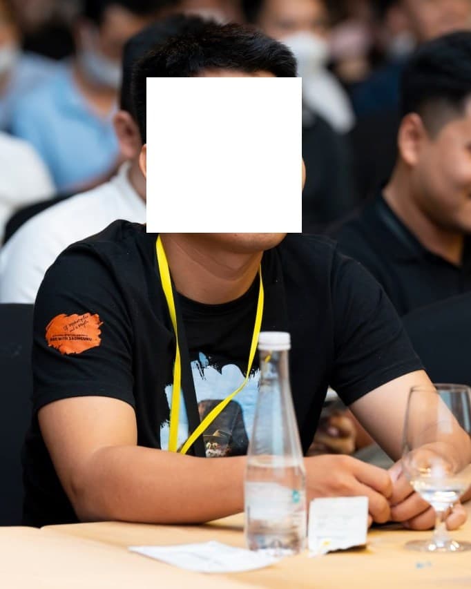 Duc Tran at an industry conference. The face is redacted; the reviewer publishes under a pen name.
